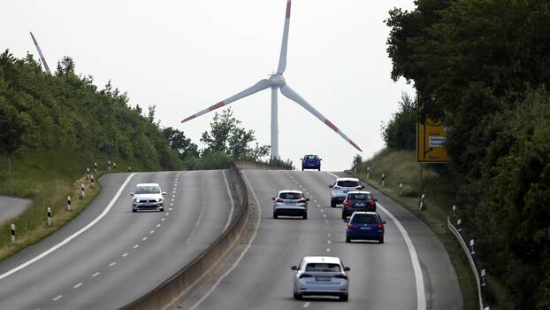 Ein Windrad steht nahe einer Autobahn bei Paderborn, 21.05.2022 