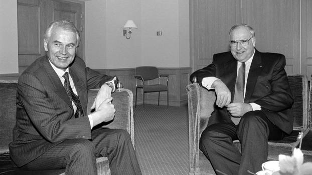 Hans Modrow und Helmut Kohl treffen sich beim Weltwirtschaftsforum in Davos, 3. Februar 1990