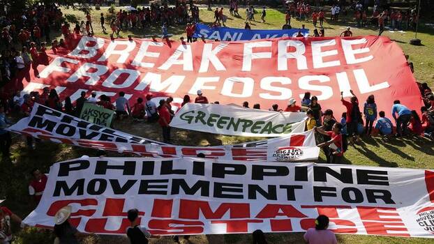 Plakate "Break Free From Fossil", "Phillipine Movement for Climate Justice"