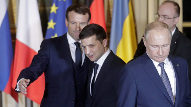 Der ukrainische Präsident Selenskyj zusammen mit dem russischen Präsidenten Putin und Frankreichs Staatschef Macron