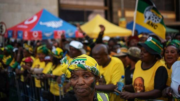 ANC-Unterstützer versammeln sich in einer Stadt.