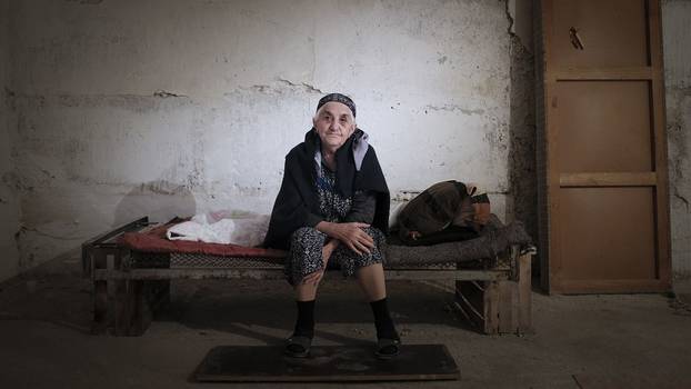 Stepanakert, Berg-Karabach, 28. September 2020: Eine ältere armenische Frau sitzt in einem Bombenbunker zum Schutz vor dem Beschuss.