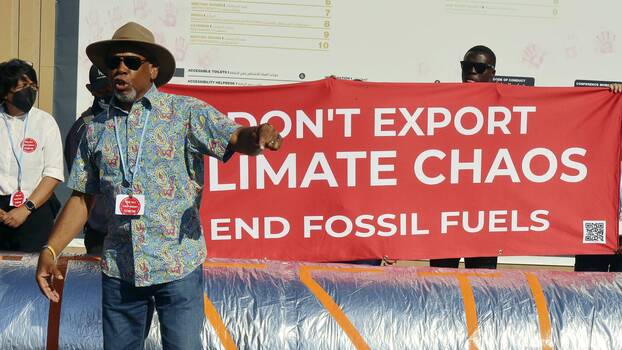 Ein Umweltaktivist fordert den schrittweisen Ausstieg aus fossilen Brennstoffen am Veranstaltungsort des COP27-Klimagipfels in Sharm el-Sheikh, Ägypten, am 18.11.2022