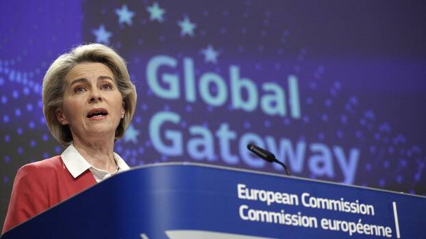 [Translate to en:] EU-Kommissionspräsidentin Ursula von der Leyen gibt am 1. Dezember 2021 in Brüssel eine Pressekonferenz zum Global Gateway.