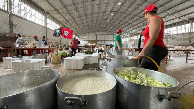 Eine von vielen solidarischen Küchen in Brasilien. Zivilgesellschaftliche Bewegungen unterstützen die arme Bevölkerung mit kostenlosen Speisen. 