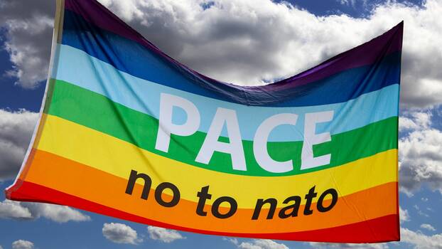 Friedensflagge mit der Aufschrift "PACE, no to nato"