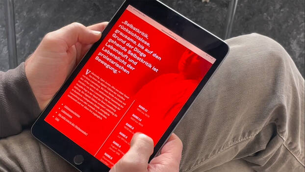 Nutzer schaut sich die digitale Werkausgabe auf einem Tablet an.