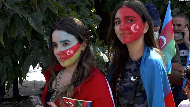 Propaganda in Istanbul, 4.10.2020: Zwei Mädchen demonstrieren ihre Unterstützung für Aserbaidschan im Berg-Karabach-Konflikt