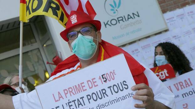 Mitarbeiter*innen der Korian-Gruppe fordern höhere Löhne vor einem Pflegeheim in Lille/Frankreich im Mai 2020.