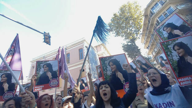 Eine intersektionale Bewegung über Grenzen hinweg: Frauenproteste Ende September vor dem iranischen Konsulat in Istanbul