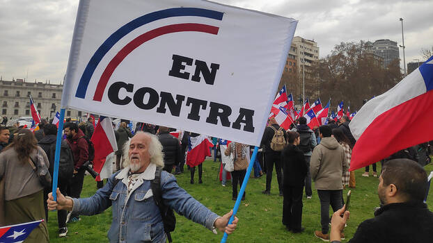 Ein Mann hält ein großes Banner mit der Aufschrift "Contra" - "Dagegen" in die Höhe. Er demonstriert damit gegen den 2. Entwurf einer Reform der chilenischen Verfassung über den im Dezember 2023 abgestimmt wurde.