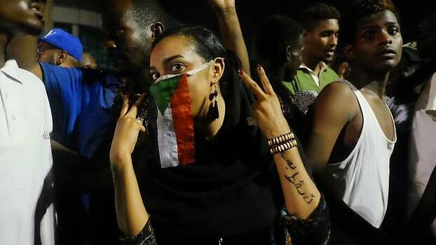 Sudanesin auf einem Protest