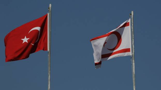 Nordzypern: Die Flaggen von Nordzypern und der Türkei sind immer zusammen zu sehen