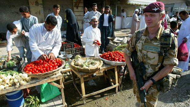 April 2003: Britischer Soldat patroulliert auf einem Markt im südirakischen Al Qurna