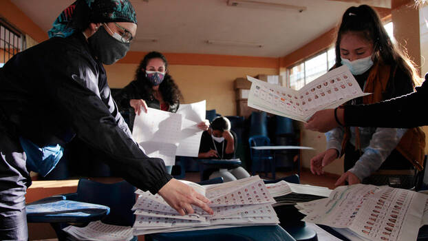 Wahllokal in Quito beim Auszählen der ersten Runde.