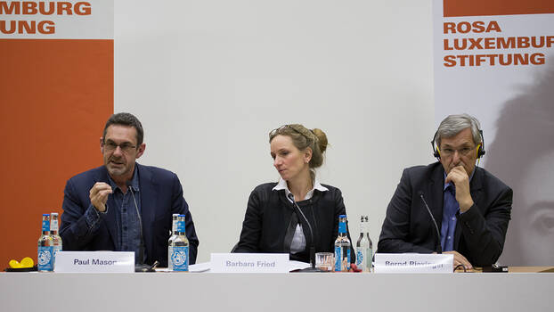 Paul Mason, Barbara Fried und Bernd Riexinger auf dem Konferenzpodium