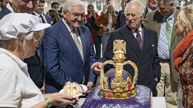 König Charles III. und Bundespräsident Steinmeier besuchen das Ökodorf Brodowin in Brandenburg: Der König bekommt eine speziell für ihn gebackene Königstorte präsentiert.