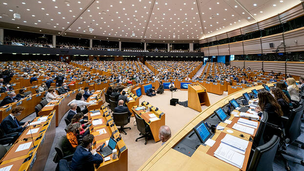 Viele Menschen sitzen im Plenarsaal des EU-Parlaments