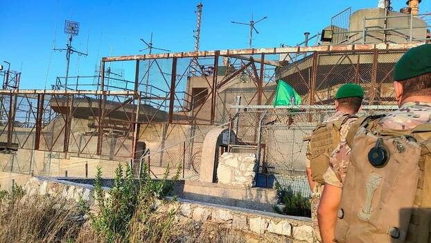 Libanesische Soldaten vor einem Stützpunkt der schiitischen Amal-Miliz an der Südgrenze des Libanon