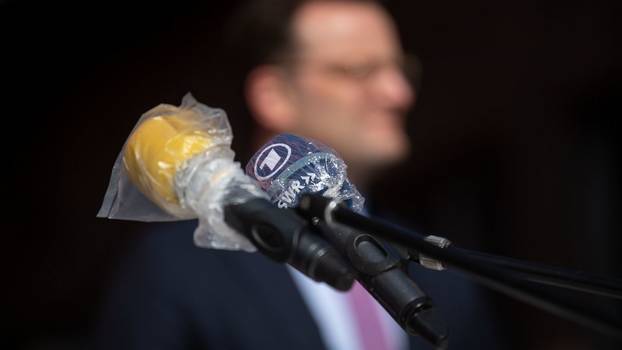 7.4.2020, Stuttgart: Mikrofone sind während eines Statements von Bundesgesundheitsminister Jens Spahn mit Folie abgedeckt.