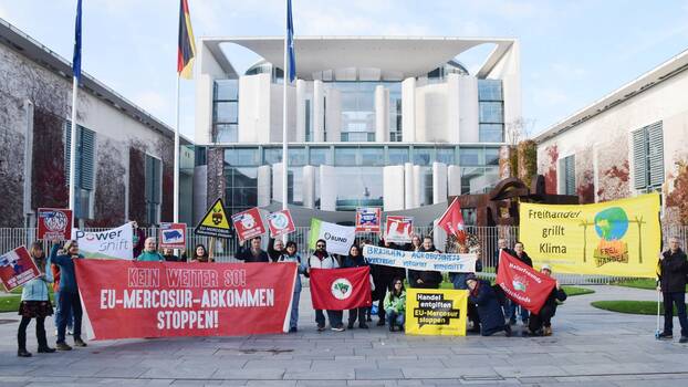 Detox Handelspolitik: EU-Mercosur-Abkommen stoppen! Protestaktion vor dem Kanzleramt, 10.11.2022