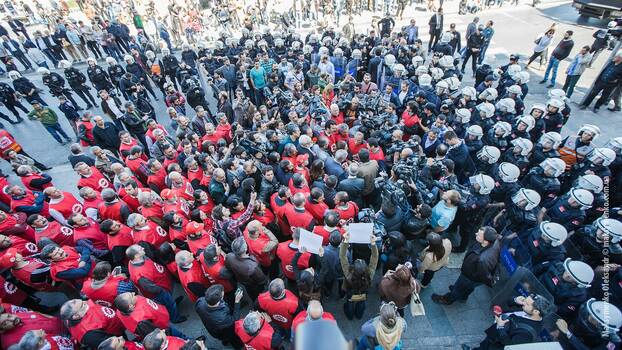 Gewerkschafter*innen des DİSK Verbands werden bei einer Demonstration zum Internationalen Tag der Arbeiterbewegung 2014 in İstanbul von der Polizei umringt