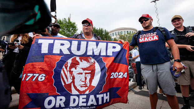 Demonstranten mit einem Plakat mit der Aufschrift "Trump Or Death. 1776-2024)" 