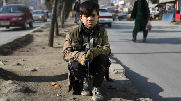 Ein afghanisches Kind auf einer Straße in Kabul, der Hauptstadt Afghanistans.