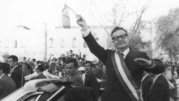 Chile, 1973: Der neu gewählte Präsident Chiles, Salvador Allende grüßt die Menge und schwenkt ein Fähnchen 
