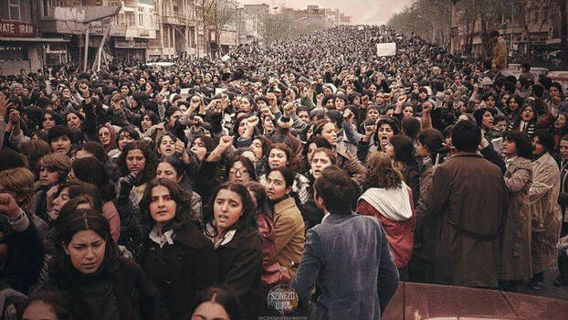 Ausgeblichenes Foto von einer großen Demonstration von Frauen. Einige recken eine Faust in die Luft, einige schreien. Die Straße ist bis zum Horizont voll mit Menschen.