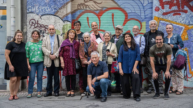 Gruppenbild des Rayuela Kollektivs. Das Kollektiv ist ein Zusammenschluss von Chilen*innen in Berlin, das Erfahrungen von Exil, Widerstand und migrantischen Organisationen in Deutschland dokumentiert.