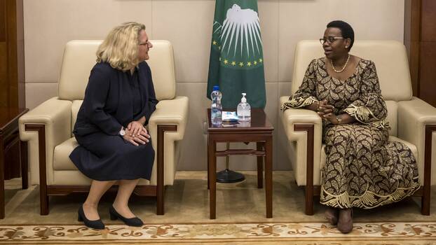 Svenja Schulze, Bundesministerin für wirtschaftliche Zusammenarbeit und Entwicklung, trifft Monique Nsanzabaganwa, Stellvertretende Vorsitzende der Afrikanischen Union, in Addis Abeba/Äthiopien im April 2022. Es geht unter anderem um den Auf- und Ausbau der afrikanischen Freihandelszone.