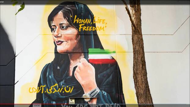 Weltweit zum Symbol der Freiheit geworden: Wandgemälde von Jîna Mahsa Amini des Künstlers Scott Marsh in Alexandria, Sydney