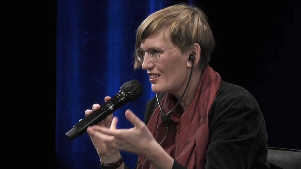 Eva von Redecker spricht in ein Mikrofon