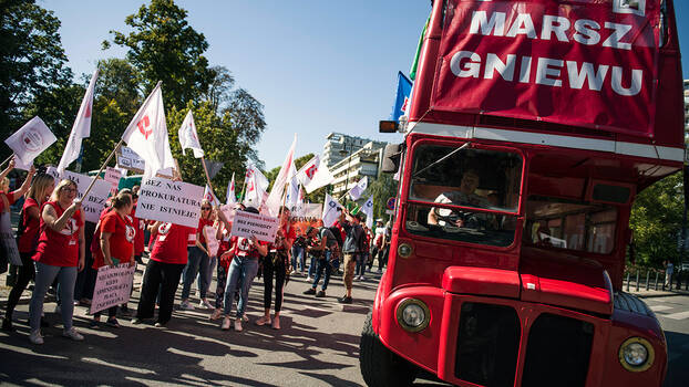 Demonstranten halten Plakate und schwenken Gewerkschaftsfahnen während des "Marsches der Wut" in Warschau.