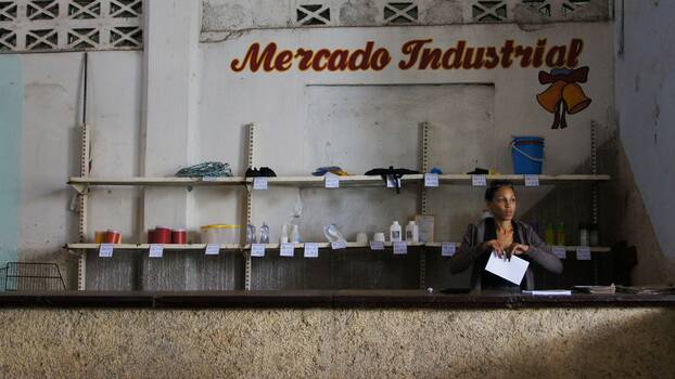 Versorgungsmangel auf Kuba: Eine Verkäuferin wartet vor leeren Regalen auf Kundschaft. 