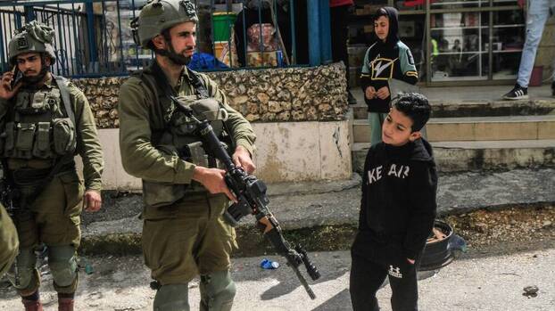 Israelische Soldaten stehen nach einem Angriff in Nablus im besetzten Westjordanland in Alarmbereitschaft, 26. März 2023.