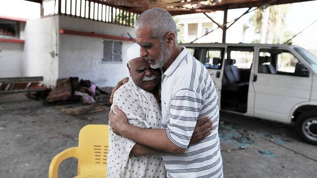 [Translate to en:] al-Ahli Krankenhaus, Gaza Stadt, 18.10.2023: Zwei Männer umarmen sich, um sich zu trösten