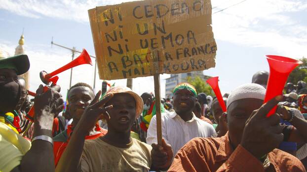 Mali, Bamako, Januar 2022: Demonstration gegen die Sanktionen der Wirtschaftsgemeinschaft Westafrikanischer Staaten ECOWAS