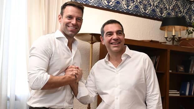 Der neue Parteichef Stefanos Kasselakis trifft den bisherigen SYRIZA-Vorsitzenden, Alexis Tsipras in Athen, 25. September 2023