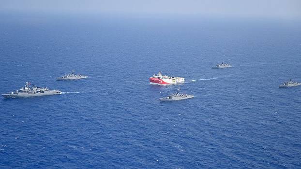 Forschungsschiff Oruç Reis mit militärischer Eskorte unterwegs im Mittelmeer