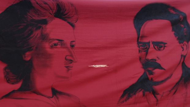 Banner einer Demo mit Rosa und Karl