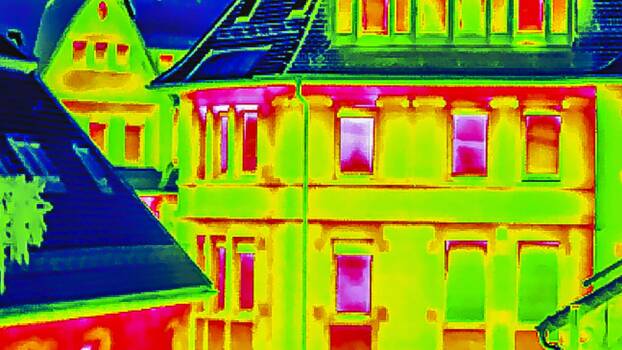 Wärmebild eines Wohngebäudes. Stuttgart, Dezember 2022