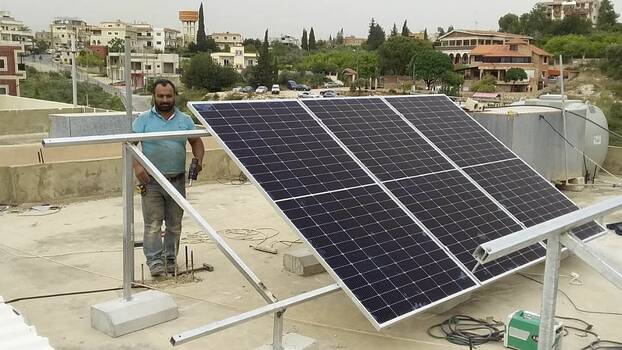 Die Energiewende auf den Dächern Beiruts – ein Solarmodul in den Vororten