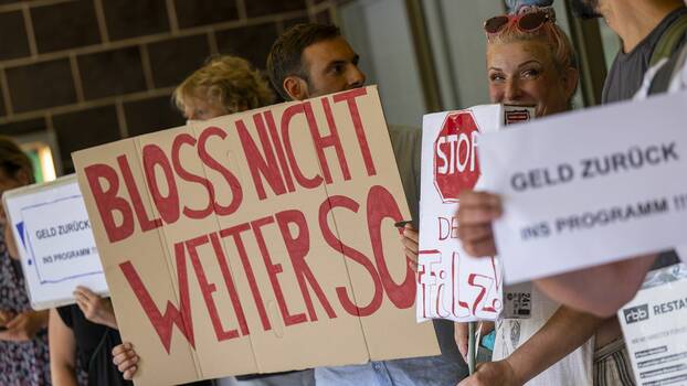 Berlin, 15. August 2022: Freie Mitarbeiter*innen protestieren vor Beginn der Sondersitzung des RBB-Rundfunkrats mit Plakaten und Schildern vor dem Haus des Rundfunks