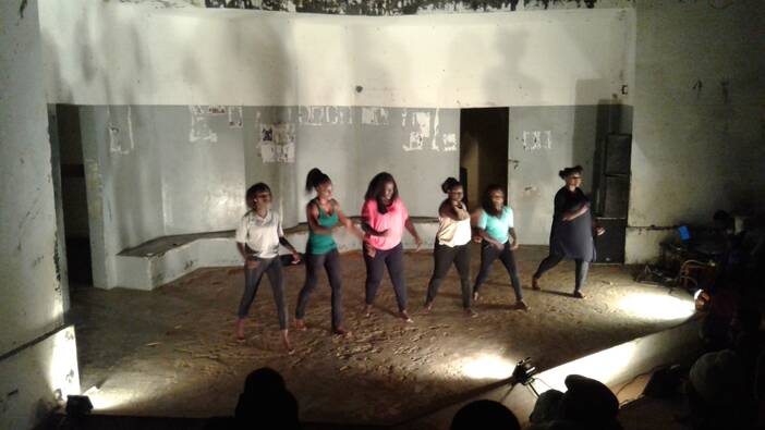 Sechs junge Frauen und ihr Leben im Senegal - eine Theateraufführung in einem Vorort von Dakar