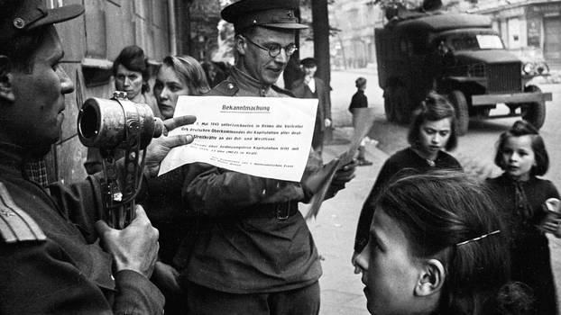 Verlesung der Kapitulation in den Straßen von Berlin am 8. Mai 1945.