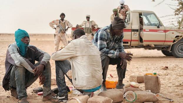 In der Sahara ausgesetzte Migranten, die von der Nationalen Patrouille auf der Straße zwischen Agadez und Dirkou gefunden wurden