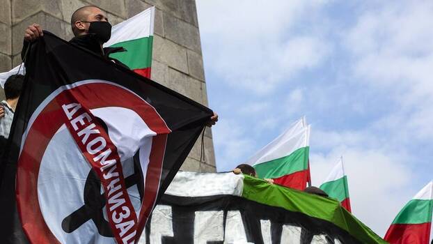 Demonstrant*innen versammeln sich vor dem Denkmal der Sowjetarmee in Sofia, Bulgarien.