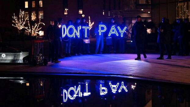 Aktion der britischen Kampagne «Don't Pay UK» mit Leucht-Buchstaben